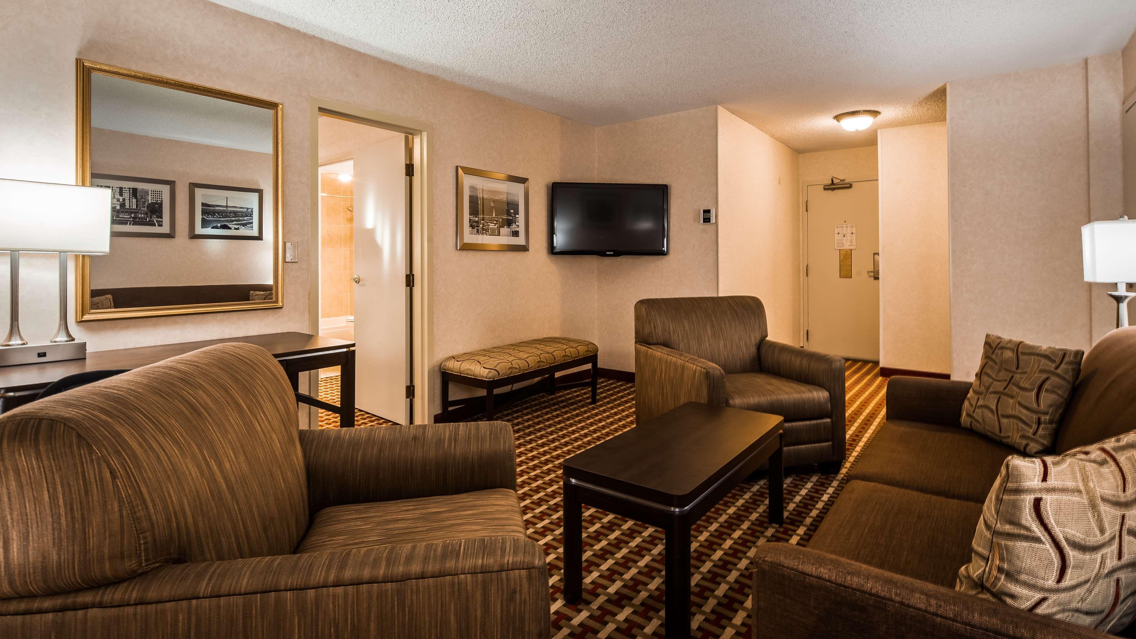 Best Western Plus Grosvenor Airport Hotel 3*